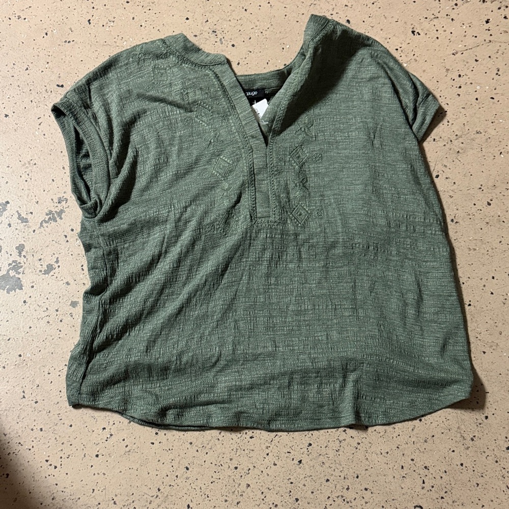 Cable & Gauge Textured Olive Short Sleeve Top